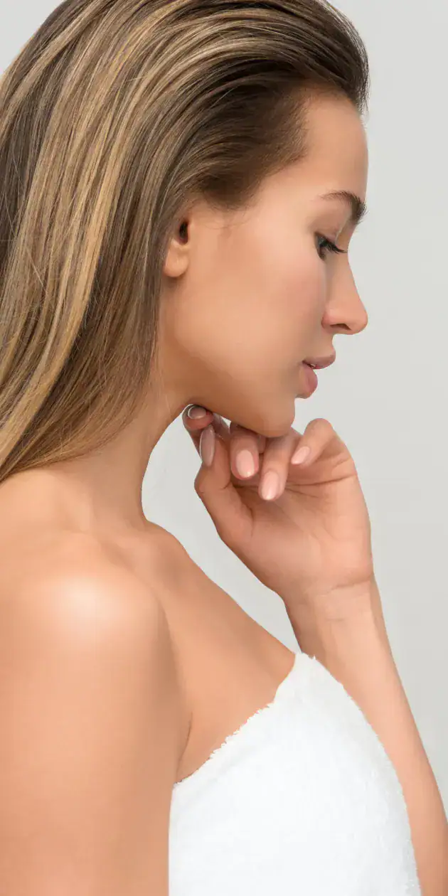 Silky-haired woman applying MISTURA BODYMIST, refreshing body fragrance for smooth skin.